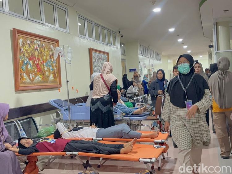 Ratusan Santri Keracunan MBG Dirawat di RSUD Notopuro Sidoarjo