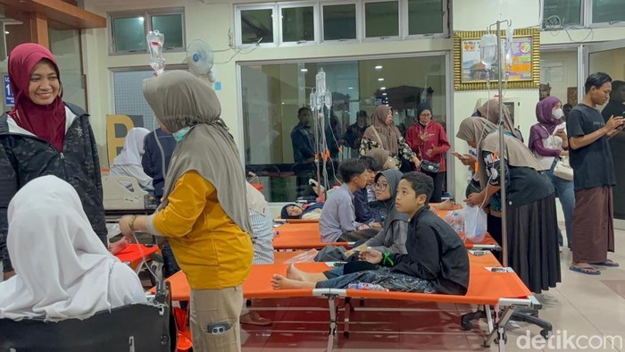 Ratusan santri Pondok Pesantren (Ponpes) Manbaul Hikam, Sidoarjo yang keracunan usai santap MBG mendapat parawatan medis