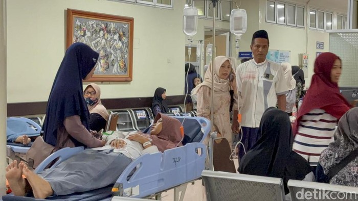Ratusan santri Pondok Pesantren (Ponpes) Manbaul Hikam, Sidoarjo yang keracunan usai santap MBG mendapat parawatan medis