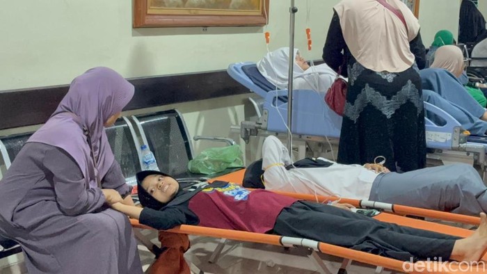 Ratusan santri Pondok Pesantren (Ponpes) Manbaul Hikam, Sidoarjo yang keracunan usai santap MBG mendapat parawatan medis