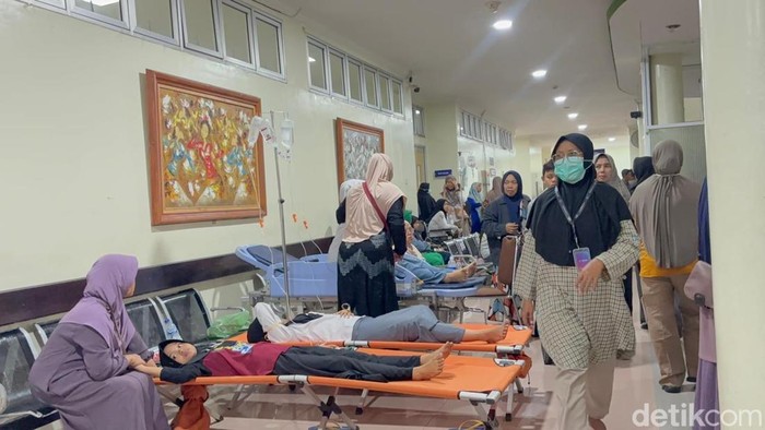 Ratusan santri Pondok Pesantren (Ponpes) Manbaul Hikam, Sidoarjo yang keracunan usai santap MBG mendapat parawatan medis