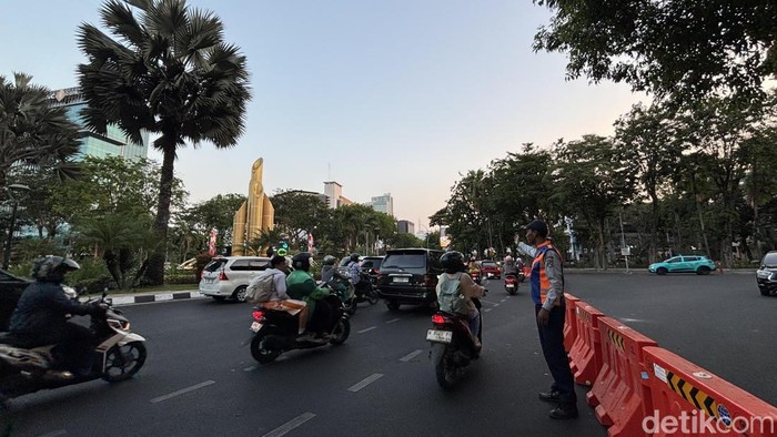 Rekayasa lalin di Jalan Panglima Sudirman Surabaya.
