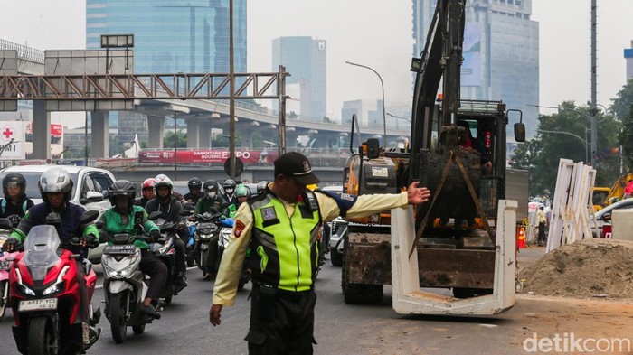 Revitalisasi jalan dan trotoar di Jalan Gatot Subroto, Jakarta, mulai dikerjakan pada Selasa (1/9/2026). Proyek tersebut dilakukan Pemprov DKI Jakarta sebagai bagian dari upaya meningkatkan kualitas fasilitas pejalan kaki dan infrastruktur pendukung di kawasan tersebut.