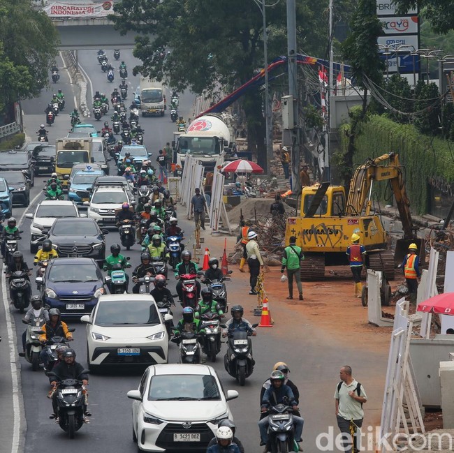 Revitalisasi Gatot Subroto Dimulai, Kendaraan Umum Bisa Melintas di Jalur Busway