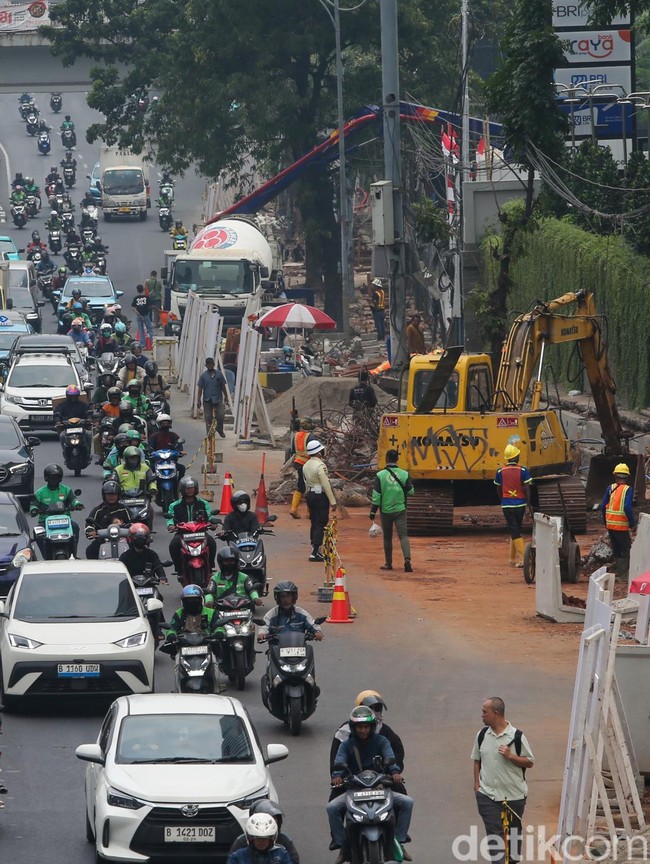 Revitalisasi Gatot Subroto Dimulai, Kendaraan Umum Bisa Melintas di Jalur Busway