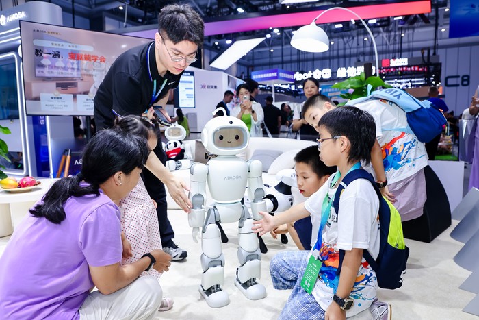 AiMOGA memperkenalkan robot pintar Mobo.