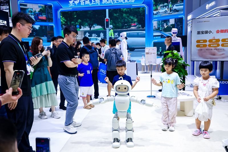 AiMOGA memperkenalkan robot pintar Mobo.