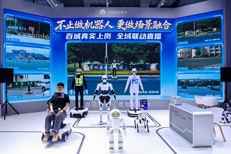 AiMOGA memperkenalkan robot pintar Mobo.