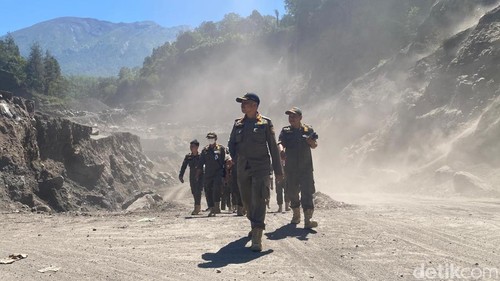 Satpol PP Karangasem bersama instansi terkait saat melakukan pengawasan terhadap beberapa galian C di Kecamatan Selat, Karangasem, Selasa (1/9/2026) (foto: I Wayan Selamat Juniasa)