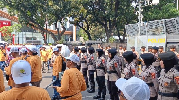 Sebanyak 524 personel disiagakan untuk memberikan pelayanan humanis selama kegiatan penyampaian aspirasi dari petani tebu di Monas. (dok Istimewa)