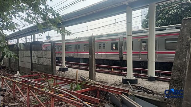 Sejumlah pekerja melakukan pengerjaan di Stasiun Karet, Jakarta, yang sudah tidak lagi beroperasi melayani penumpang, Selasa (1/9/2026). (CNBC Indonesia/Ferry Sandi)