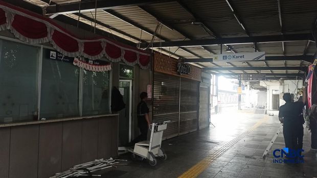 Sejumlah pekerja melakukan pengerjaan di Stasiun Karet, Jakarta, yang sudah tidak lagi beroperasi melayani penumpang, Selasa (1/9/2026). (CNBC Indonesia/Ferry Sandi)