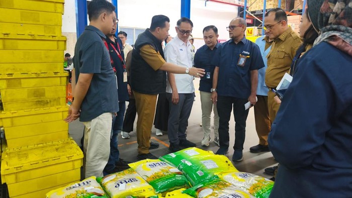 Sekda Sumsel bersama instansi sidak beras 5 kg yang langkah.