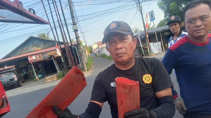 Selang petugas Damkar Bitung dipotong OTK saat padamkan kebakaran.