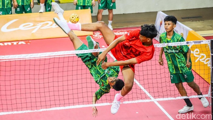 Sejumlah pelajar bertanding sepak takraw dalam turnamen Pekan Olahraga Pelajar di Gelanggang Remaja Cempaka Putih, Jakarta Barat, Selasa (1/9/2026). Pertandingan berlangsung kompetitif dengan aksi saling serang antarpemain.