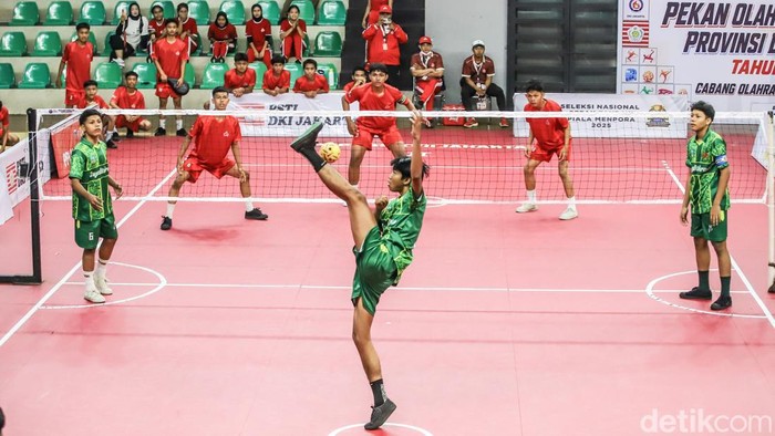 Sejumlah pelajar bertanding sepak takraw dalam turnamen Pekan Olahraga Pelajar di Gelanggang Remaja Cempaka Putih, Jakarta Barat, Selasa (1/9/2026). Pertandingan berlangsung kompetitif dengan aksi saling serang antarpemain.