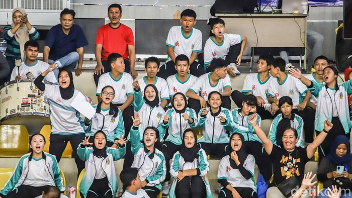 Sejumlah pelajar bertanding sepak takraw dalam turnamen Pekan Olahraga Pelajar di Gelanggang Remaja Cempaka Putih, Jakarta Barat, Selasa (1/9/2026). Pertandingan berlangsung kompetitif dengan aksi saling serang antarpemain.