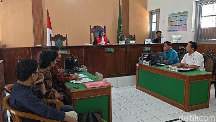 Sidang gugatan praperadilan tiga mantan terdakwa kerusuhan demo Agustus 2025 di PN Solo, Selasa (1/8/2026).