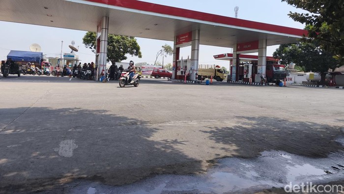 Suasana pengisian BBM di SPBU Kadilangu, Kecamatan Baki, Kabupaten Sukoharjo, Selasa (1/9/2026).