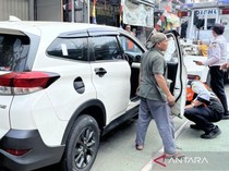 15 Kendaraan Parkir Liar di Jaktim Diderek dan Cabut Pentil