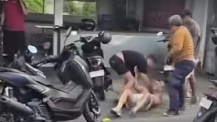 Tangkapan layar video viral aksi penganiayaan pengendara motor oleh WNA yang diduga mabuk di Jalan Raya Canggu-Tanah Lot, Munggu, Mengwi, Badung, Bali. (Foto: Dok. Istimewa)