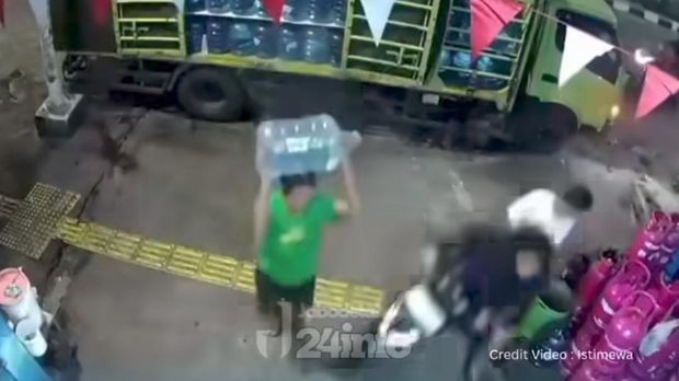 Tangkapan layar video viral pemotor tabrak warung saat dikejar pemalak (dok. Istimewa)