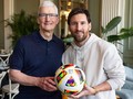Tim Cook Mundur, Messi Pensiun: Dua Era Berakhir di Hari yang Sama