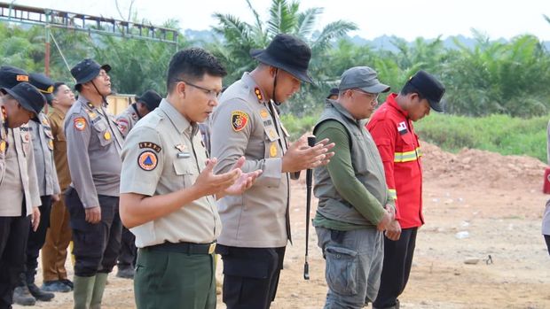 Tim gabungan resmi menutup operasi pemadaman di TN Zamrud Siak setelah 7 hari Tim gabungan resmi menutup operasi pemadaman di TN Zamrud Siak setelah 7 hari, Selasa (1/9/2026)