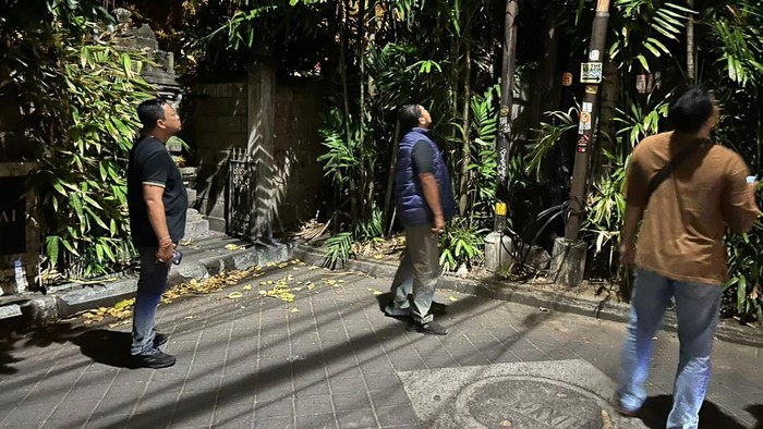 Penyelidikan TKP penjambretan di Legian, Kuta, Kabupaten Badung. (Dok. Polresta Denpasar)