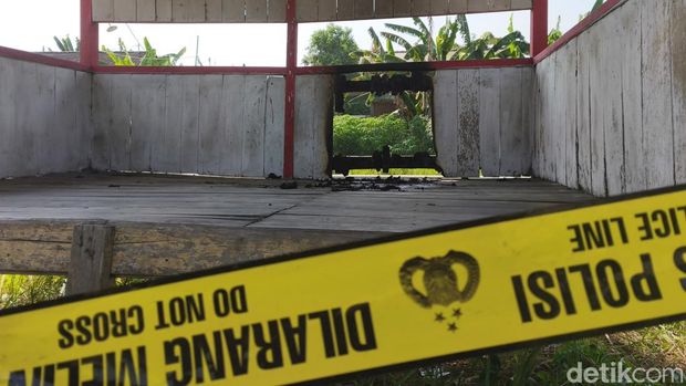 TKP Wanita Terbakar di Demak Garis polisi terpasang di pos ronda TKP ditemukannya mayat wanita misterius diduga dibunuh di Jalan Raya Purwodadi - Semarang, Kebonagung, Demak.