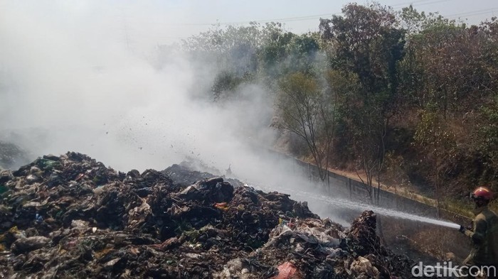 TPA Troketon Klaten terbakar, Selasa (1/9/2026).