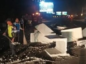 Truk Angkut Beton Terguling di Tol Jagorawi, Muatan Berceceran