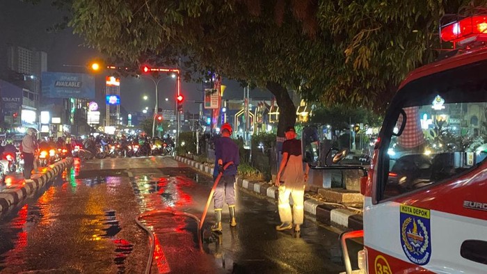 Tumpahan oli bikin pengendara jatuh di Jalan Margonda Raya Depok