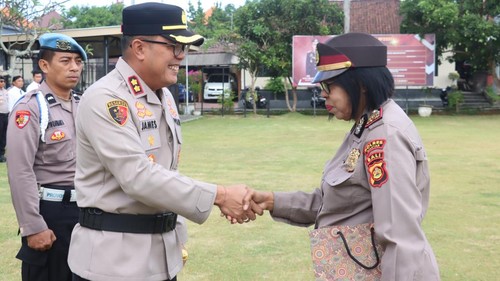 Upacara pelepasan Kasat Binmas Polres Gianyar AKP Asriwanti Laara di Mapolres Gianyar, Selasa (1/8/2026). (Dok Polres Gianyar).