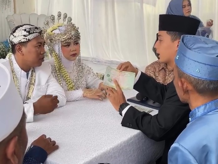Viral video akad nikah yang dipandu penghulu Gen Z di Cikampek. Parasnya yang tampan serta pembawaannya yang tenang bikin warganet gagal fokus!