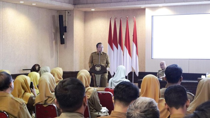 Wabup Gresik Asluchul Alif saat memberikan arahan di Kantor Pemkab Gresik