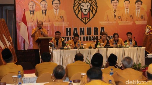 Wakil Ketua Umum Partai Hanura, Patrice Rio Capella, mengumpulkan seluruh Ketua DPC se-Provinsi NTB, Selasa malam (1/9/2026). (Foto: Ahmad Viqi/detikBali).