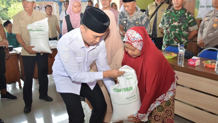 Wakil Bupati Lamongan Dirham Akbar Aksara menyalurkan bantuan pangan kepada 784 KPM di Desa Mantup.
