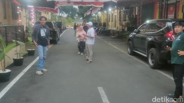 Warga Cianjur berhamburan keluar saat diguncang gempa