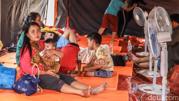 Sejumlah korban kebakaran mengungsi di tenda darurat  di kawasan Jalan Batu Ceper,  Kebon Kelapa, Gambir, Jakarta Pusat, Selasa (1/9/2026).
