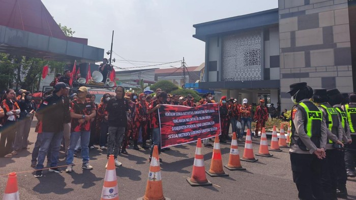 Aksi massa menuntut penghentian truk batu bara melintas di jalan umum.