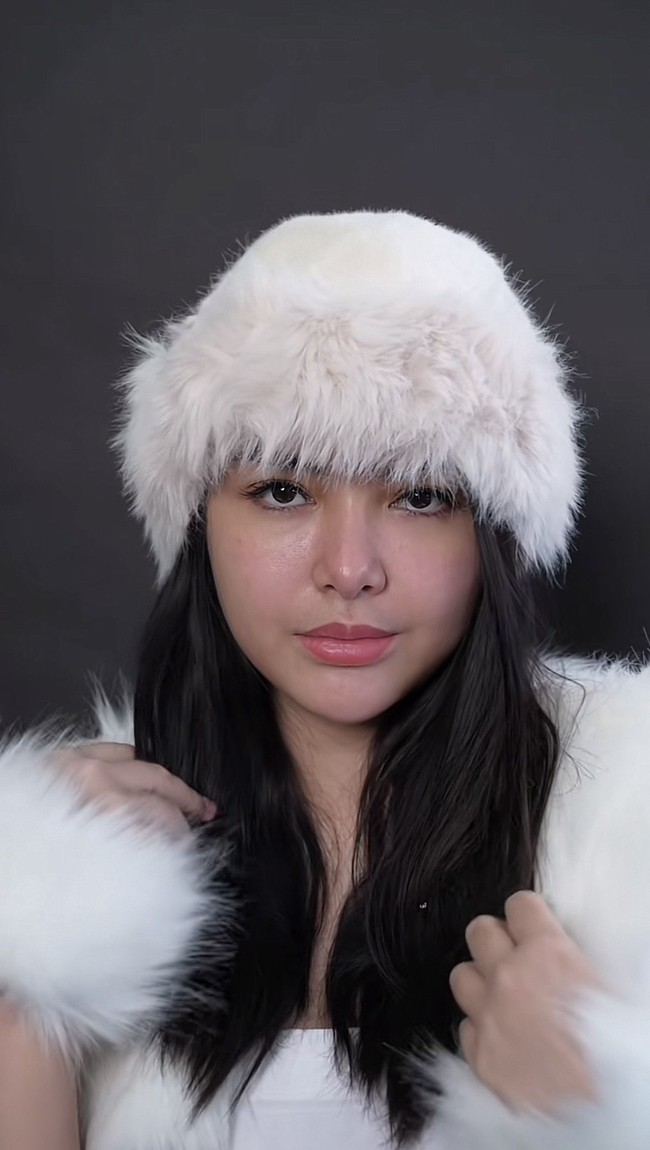 Amanda Manopo curi atensi melalui video transformasi makeup wajahnya yang diunggah oleh sang MUA Dean ke Instagram serta TikTok milik Amanda sendiri. Di awal video terlihat wajah Amanda yang natural tanpa pulasan makeup apapun. Foto: TikTok/@amandamanopoaustin