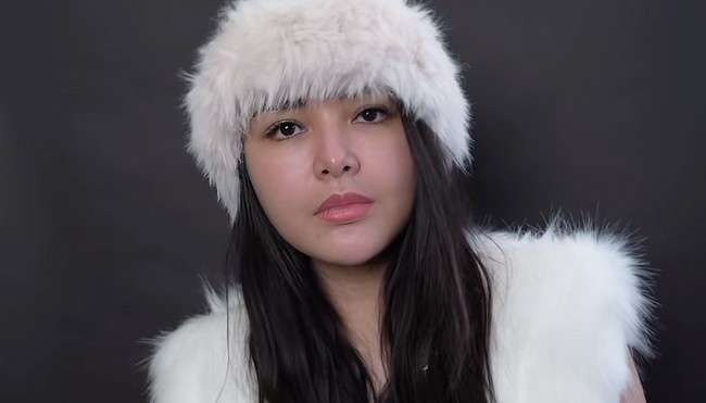 Ibu baby Zac itu tampil kenakan busana hingga penutup kepala yang terbuat dari bulu berwarna putih. Foto: TikTok/@amandamanopoaustin