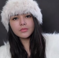 Ibu baby Zac itu tampil kenakan busana hingga penutup kepala yang terbuat dari bulu berwarna putih. Foto: TikTok/@amandamanopoaustin