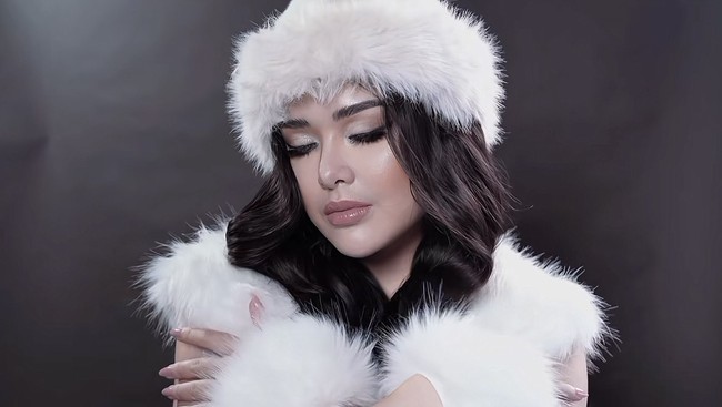Dipuji bak Barbie hidup, wajah Amanda tampak dirias dengan perpaduan eyeshadow coklat dan putih lengkap dengan glitter yang memberi efek glamor. Untuk mempertahankan tampilan yang tak berlebihan, bibirnya dipulas dengan lipstik berwarna coklat yang membuat penampilannya tetap soft. Foto: TikTok/@amandamanopoaustin
