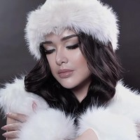 Dipuji bak Barbie hidup, wajah Amanda tampak dirias dengan perpaduan eyeshadow coklat dan putih lengkap dengan glitter yang memberi efek glamor. Untuk mempertahankan tampilan yang tak berlebihan, bibirnya dipulas dengan lipstik berwarna coklat yang membuat penampilannya tetap soft. Foto: TikTok/@amandamanopoaustin