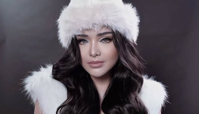 Penampilan Amanda banjir pujian netizen. “Dah kaya orang yang beda,” tulis salah satu komentar. “Beest… jadi kyk org Uzbekistan,” komentar lain. “Cakep bngt kya boneka barbie,” komentar lainnya. Foto: TikTok/@amandamanopoaustin