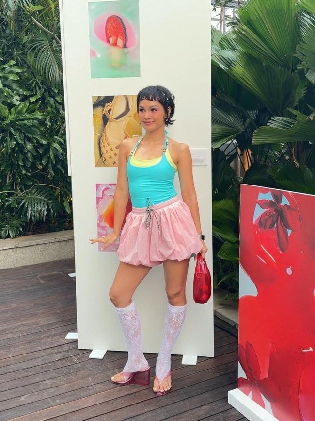Kecintaannya terhadap sepatu jelly ternyata juga bukan hal baru. Andien mengaku sudah mengenakan Melissa sejak awal 2000-an, jauh sebelum brand tersebut hadir di Indonesia. Salah satu koleksi favorit yang dimilikinya merupakan hasil kolaborasi Melissa dengan desainer ikonis Vivienne Westwood. “Aku sudah pakai Melissa dari sebelum Melissa ada di sini. Jadi kalau mau beli tuh mesti ke Singapura,” ungkapnya. Foto: Foto: Kiki Oktaviani/detik