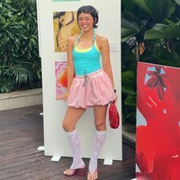 Kombinasi ini memberikan kesan youthful tanpa membuat gaya Andien terlihat seperti sekadar mengikuti tren fashion gen Z.  Justru, pilihan tersebut terasa seperti interpretasi Andien sendiri terhadap tren fashion whimsy yang kini kembali populer. “Aku senang banget sesuatu yang lebih santai, playful, terus ada sentuhan whimsy-nya, terus ada edgy-nya juga,” ujar Andien. Foto: Foto: Kiki Oktaviani/detik