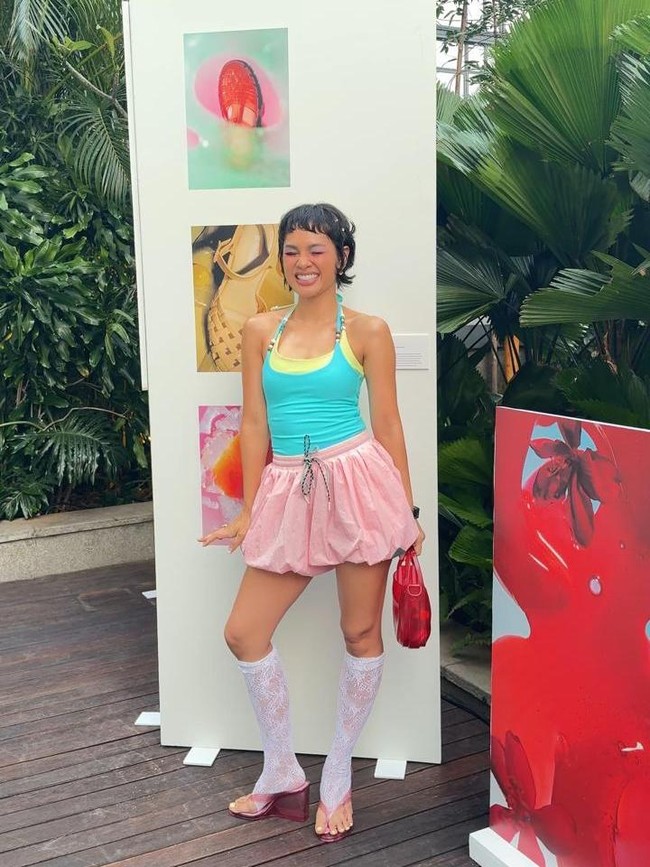 Kombinasi ini memberikan kesan youthful tanpa membuat gaya Andien terlihat seperti sekadar mengikuti tren fashion gen Z.  Justru, pilihan tersebut terasa seperti interpretasi Andien sendiri terhadap tren fashion whimsy yang kini kembali populer. “Aku senang banget sesuatu yang lebih santai, playful, terus ada sentuhan whimsy-nya, terus ada edgy-nya juga,” ujar Andien. Foto: Foto: Kiki Oktaviani/detik